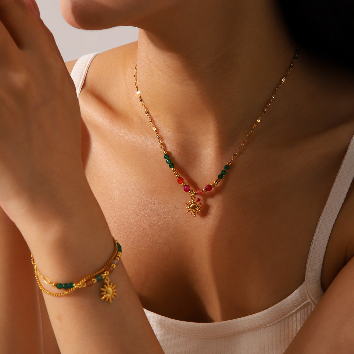 Collar Colgante Geométrico Minimalista de Sol y Estrella para Mujer en Acero de Titanio con Baño de Oro de 18K en Cadena de Acero Inoxidable
