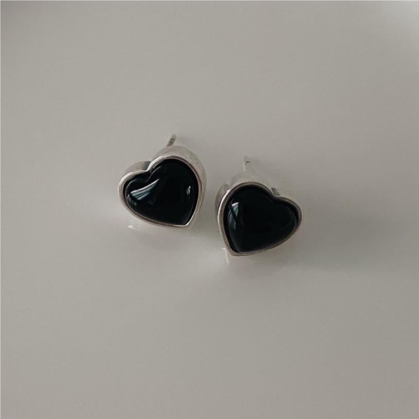 Pendientes Minimalistas de Ónix Negro en Forma de Corazón con Postes de Plata de Ley 925 y Nácar Incrustado