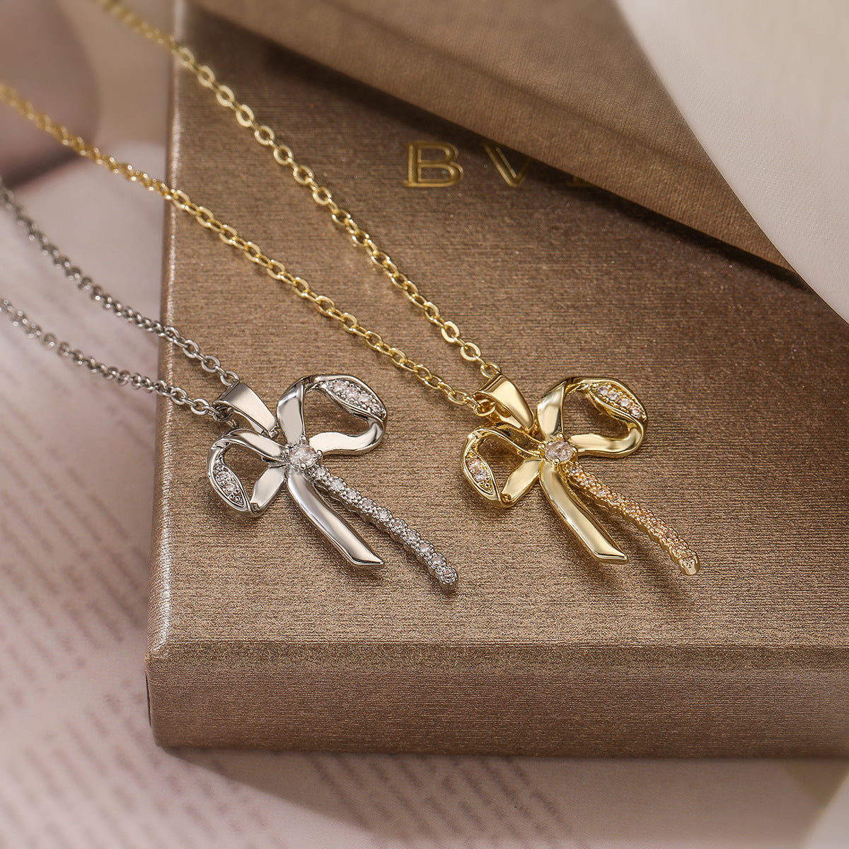 Collana con ciondolo a forma di fiocco minimalista da donna in ottone placcato oro vero e dettagli in zircone
