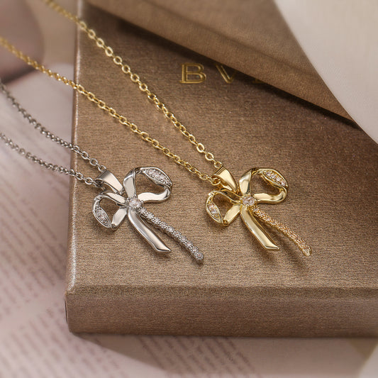 Collana con ciondolo a forma di fiocco minimalista da donna in ottone placcato oro vero e dettagli in zircone