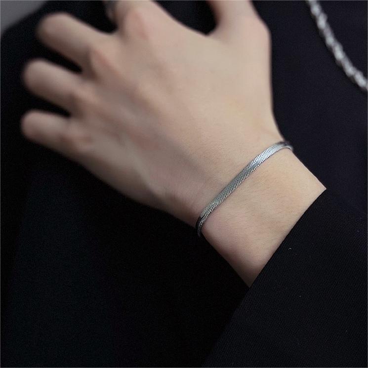 Cavigliera Minimalista in Acciaio al Titanio Argentato con Ciondolo a Cuore e Maglia a Serpente per Donna