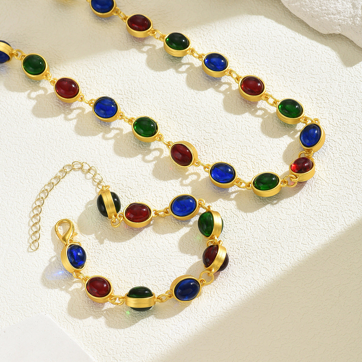 Set Collana e Bracciale in Lega a Forma Geometrica per Donna d'Ufficio, con Gemme Artificiali Incassate, Placcato Color Oro 18K, Delicata Catena alla Clavicola e Minimalista Gioiello da Polso