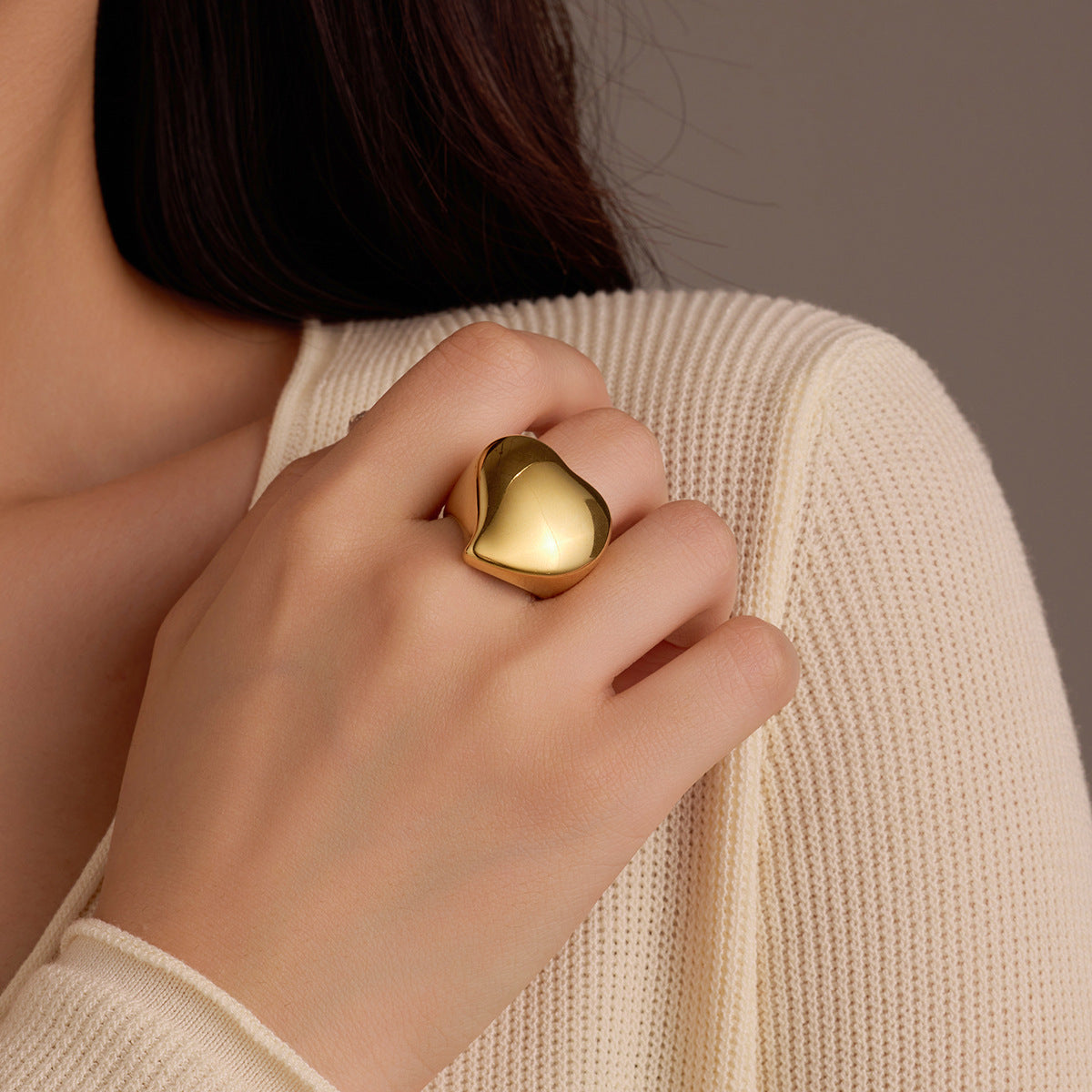 Anello alla moda in acciaio inossidabile a forma di cuore con placcatura in oro 18 carati da donna