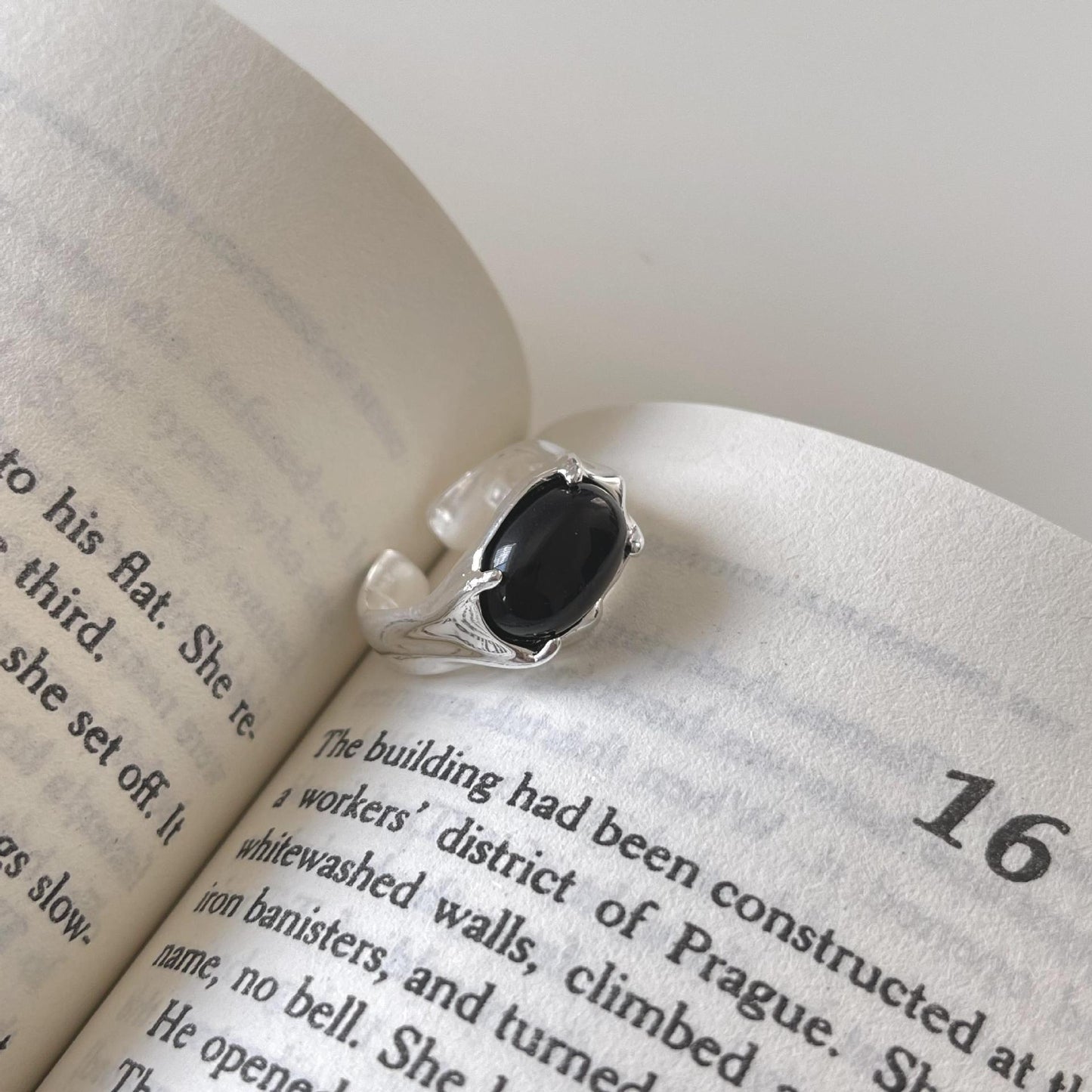 Anello regolabile in argento sterling 925 a forma di fiore minimalista con intarsio in onice nero da donna