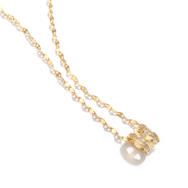 Collana da donna a lettera H in acciaio di titanio minimalista a tono freddo con intarsio completo di strass e finitura placcata