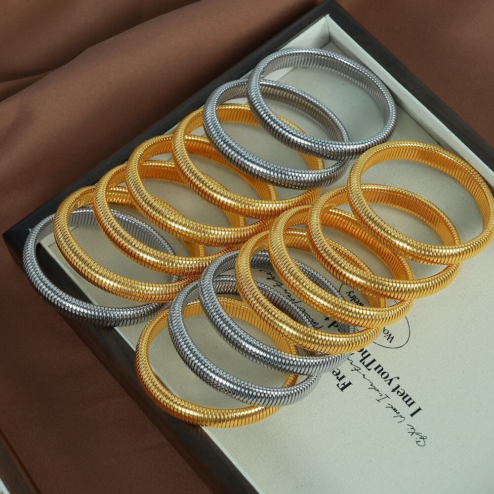 Bracciale rotondo elastico minimalista in acciaio inossidabile con placcatura in oro 18 carati e design a righe