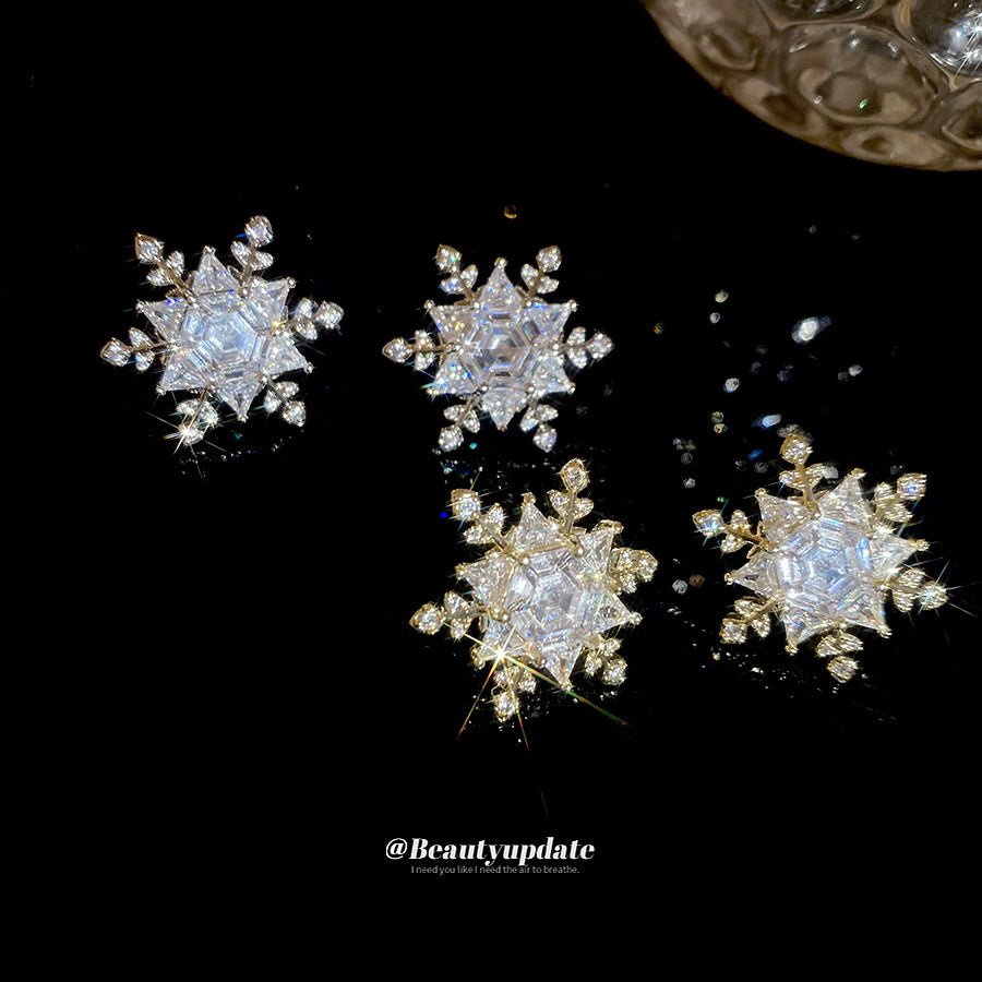 Elegantes pendientes geométricos en forma de copo de nieve con incrustaciones de circonia cúbica sobre postes de plata de ley 925 para mujer