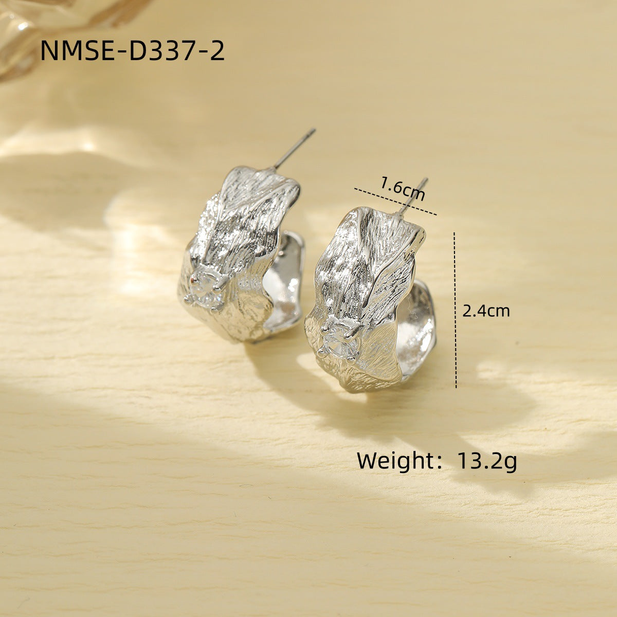 Orecchini a perno da donna in acciaio al titanio plissettati stile vintage con intarsio in strass e finitura placcata