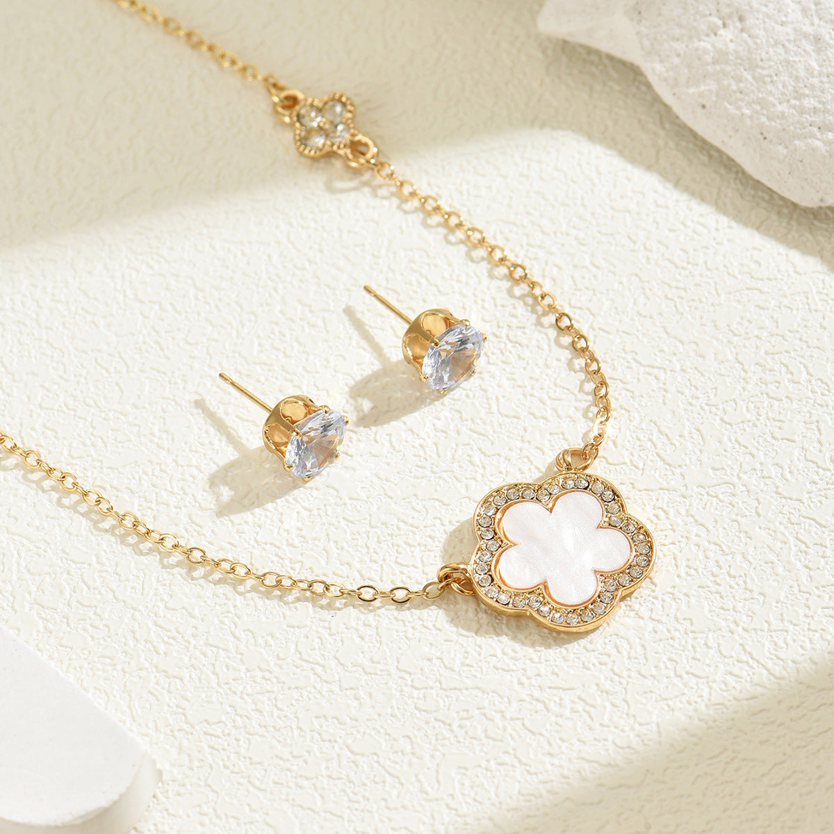 Set di collana e orecchini minimalisti a fior di pruno in lega con intarsi di strass da donna