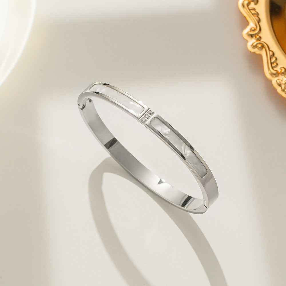 Bracciale Minimalista in Acciaio al Titanio Placcato Oro Rosa con Intarsi in Madreperla Bianca e Tre Strass