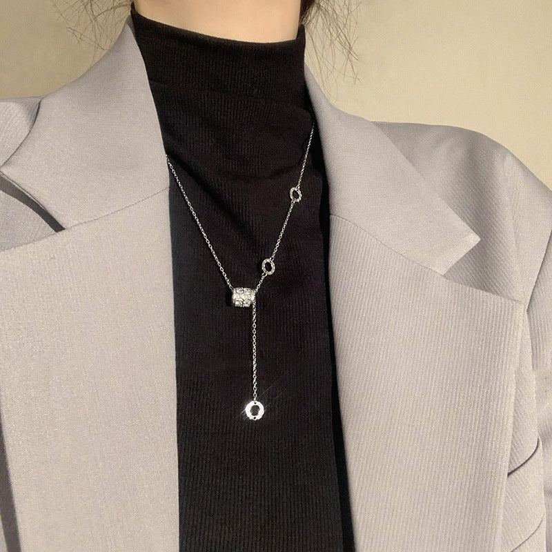 Collana con Ciondolo Minimalista a Forma di Coniglio in Acciaio al Titanio con Finitura Placcata Oro per Donna e Uomo, Delicata Catena alla Clavicola per Maglioni