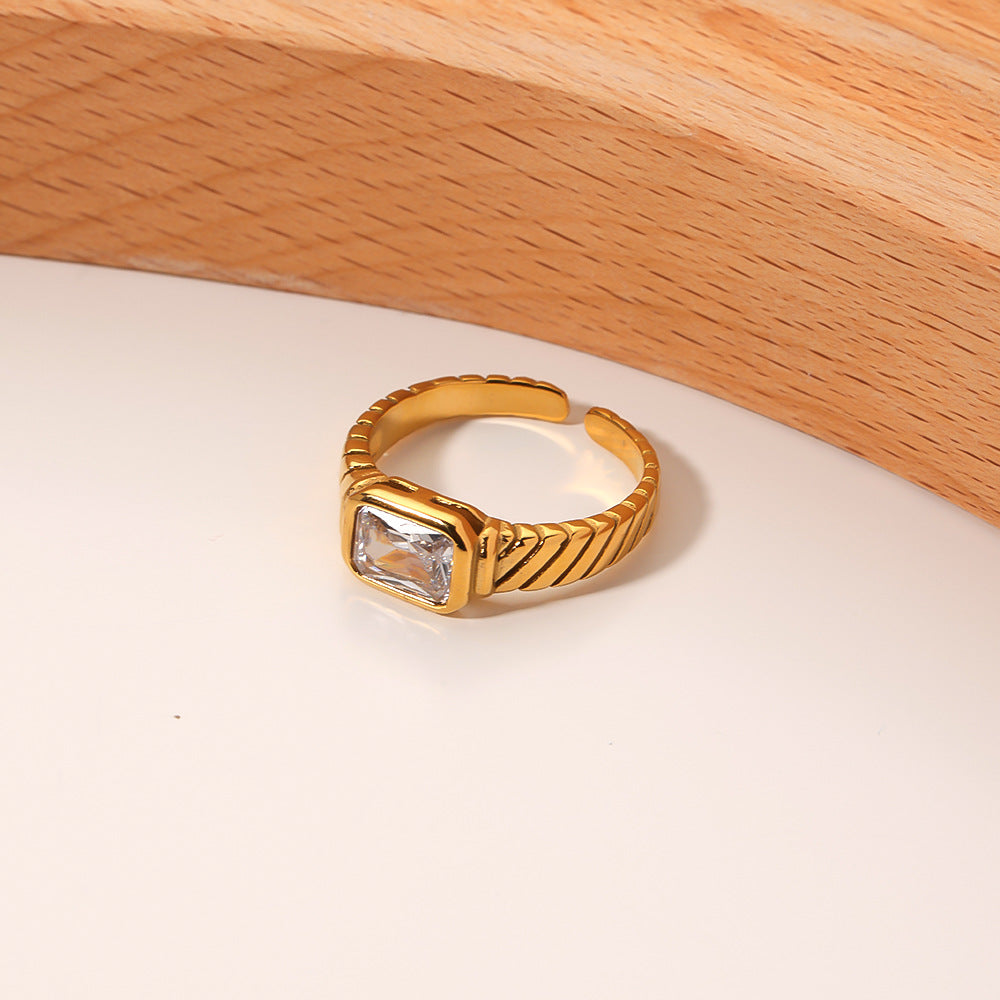 Anello Minimalista Quadrato con Zirconia Bianca in Acciaio Inox e Placcatura in Oro 18K, Fascia Geometrica alla Moda