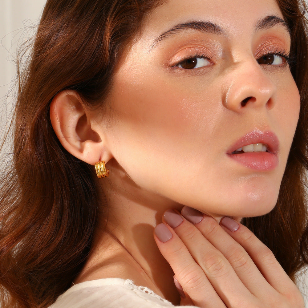 Orecchini a cerchio mini da donna in acciaio inossidabile placcato oro 18K con design geometrico minimalista e alla moda