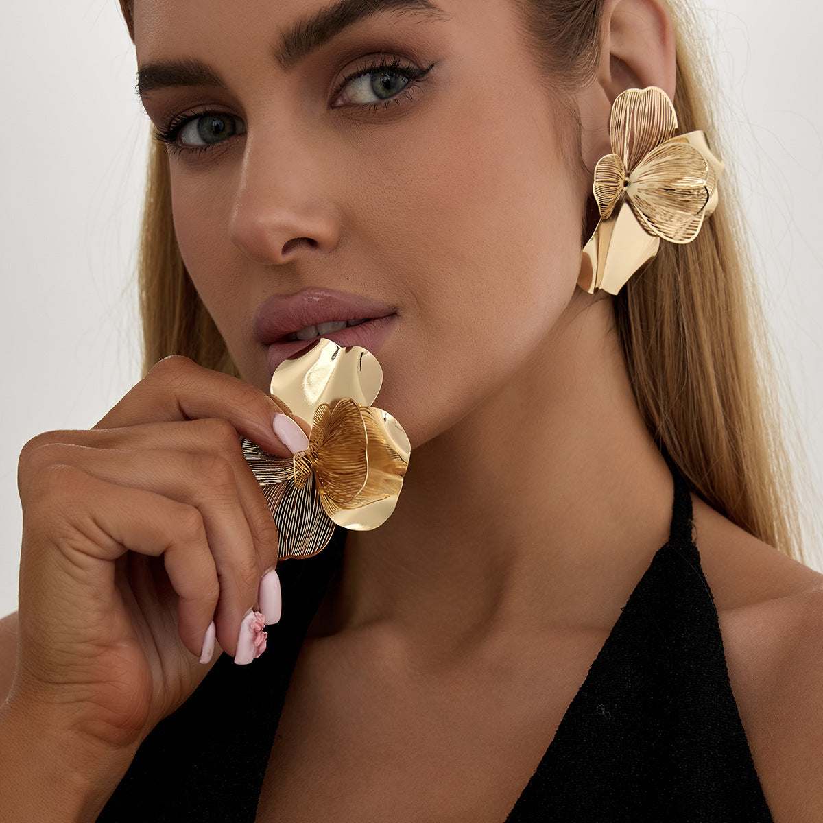 Fashionable Hollow Ginkgo Leaf Zinc Alloy Earrings with Shell Pattern