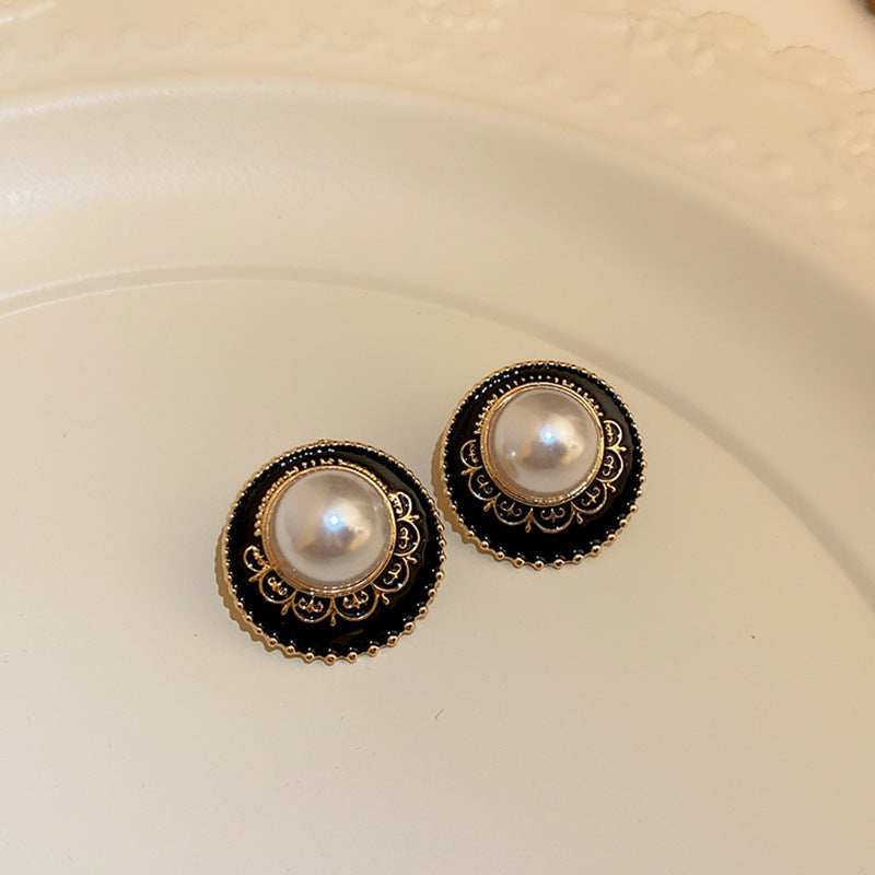 Pendientes asimétricos vintage con cabeza de león de metal con postes de acero bañados en plata para mujer