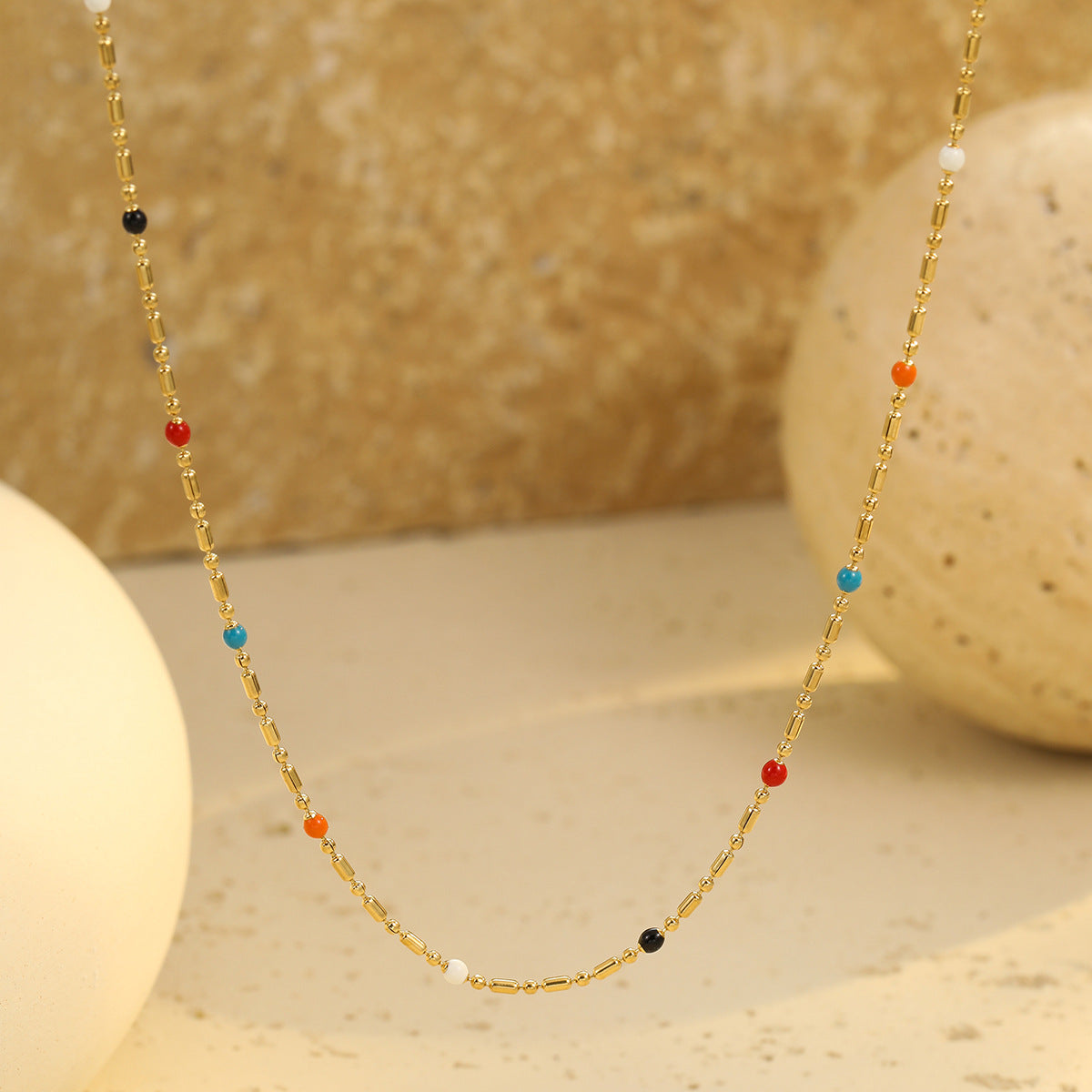 Collar Minimalista con Guardapelo de Acero de Titanio con Acabado Esmaltado y Detalle de Perla para Mujer