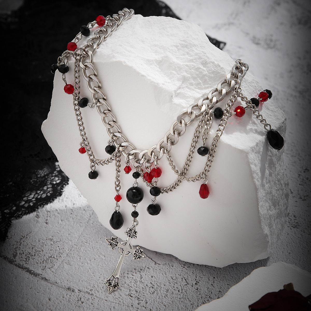 Collana Girocollo a Strati Stile Gotico con Croce Pendente da Donna, con Nappe e Spine in Lega