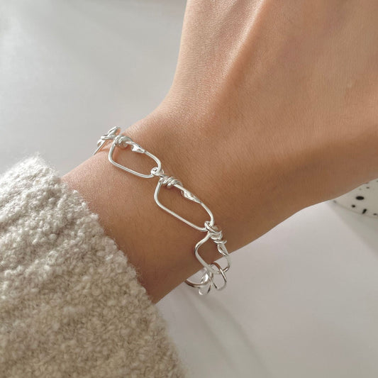 Pulsera Minimalista Trenzada de Plata Esterlina 925 Hecha a Mano con Forma de Estrella y Detalle de Nudo