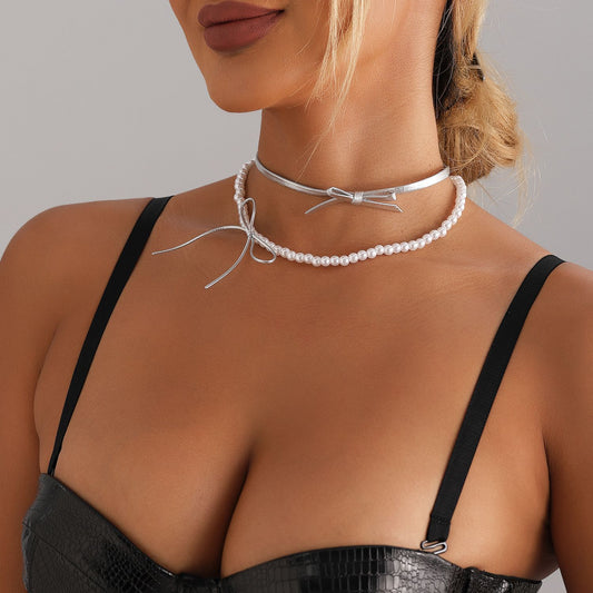 Collar Minimalista con Perlas en Forma de Lazo para Mujer con Colgante de Aleación Plateada en Cordón de Cuero Ajustable