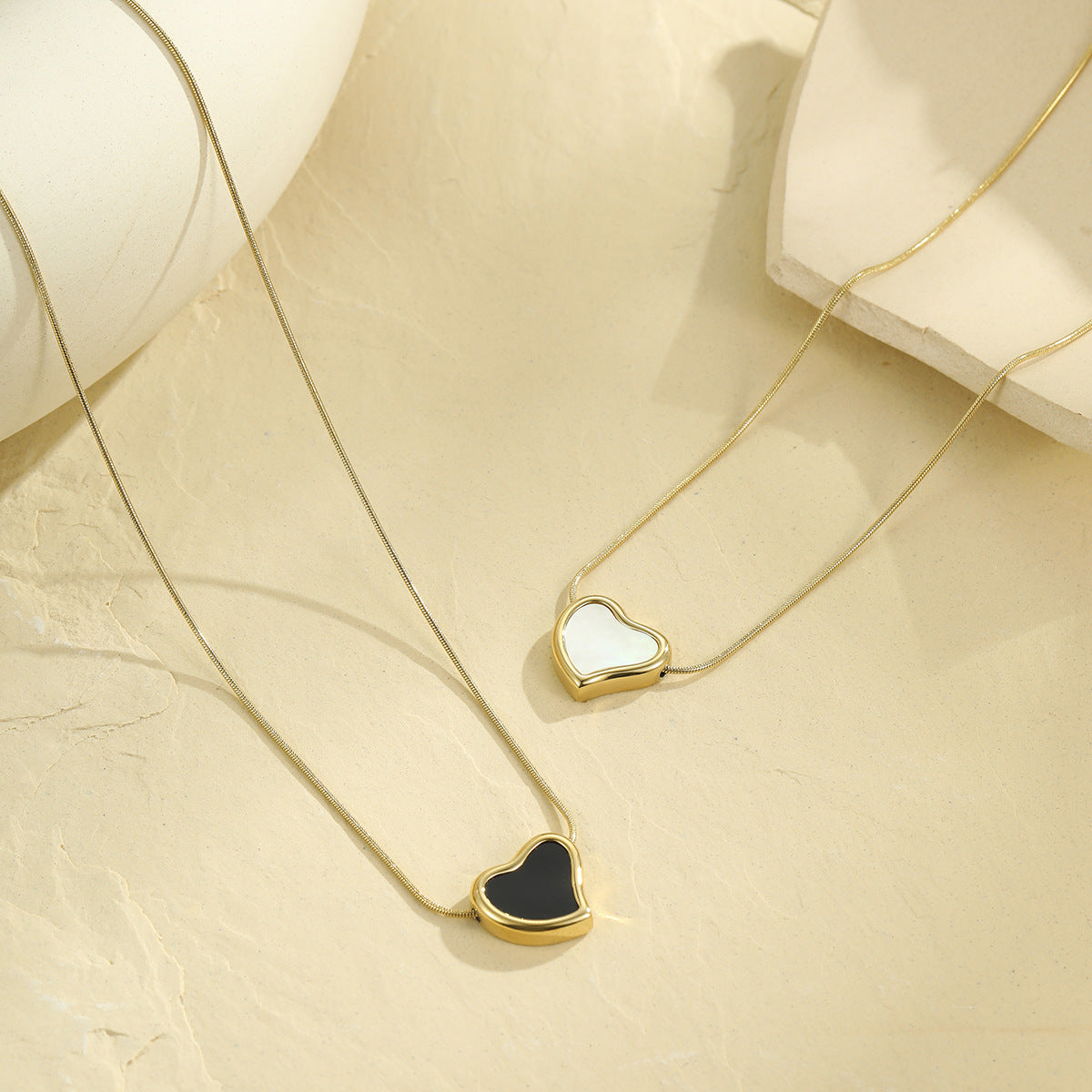 Collar con colgante de corazón de acero inoxidable de moda con acabado chapado para mujer, joyería minimalista estilo medallón