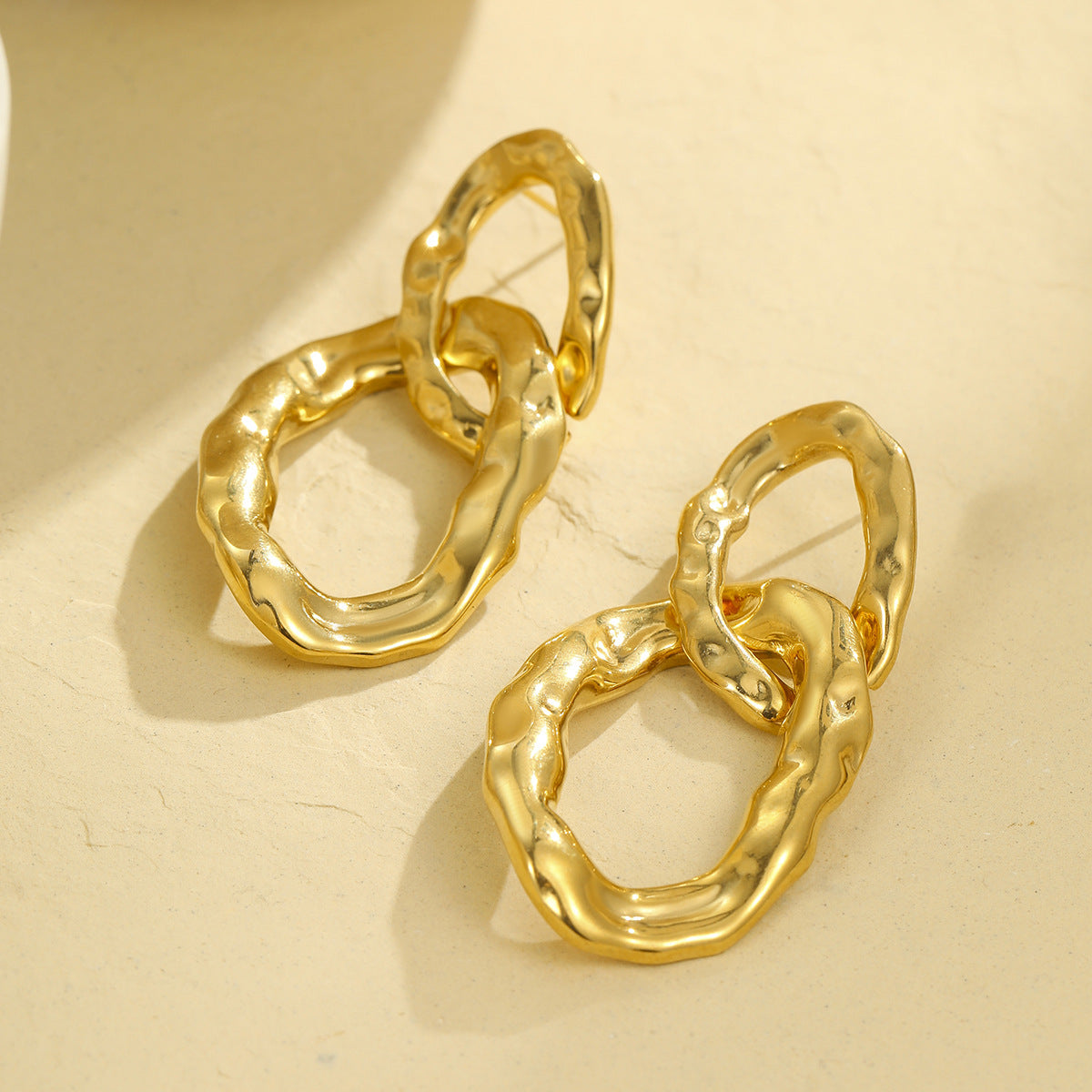 Orecchini Minimalisti in Acciaio Inossidabile, Vintage, con Doppi Cerchi Intrecciati e Texture Irregolare Asimmetrica, da Donna