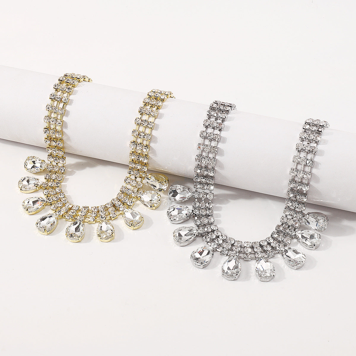 Collar con dije geométrico dulce y atrevido con pedrería y cadena de garra con acabado chapado para mujer