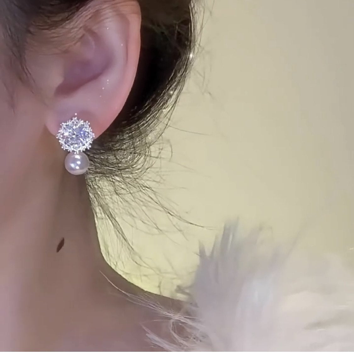 Orecchini a perno con fiore in zirconi eleganti e minimalisti per donna, con perni in acciaio placcato, design geometrico, per uso quotidiano e look chic da ufficio