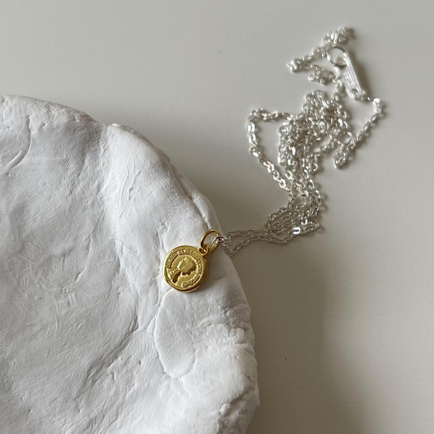 Collana con ciondolo a forma di angelo geometrico minimalista in argento sterling 925 con catena a croce