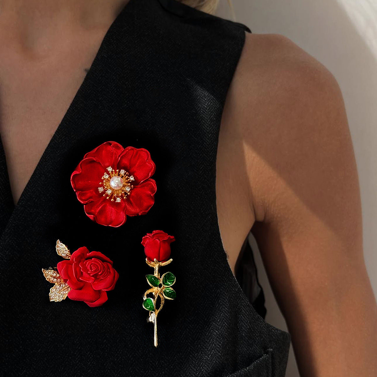 Elegante broche floral de aleación con incrustaciones de diamantes de imitación y acabado esmaltado, diseño de rosa roja para mujer