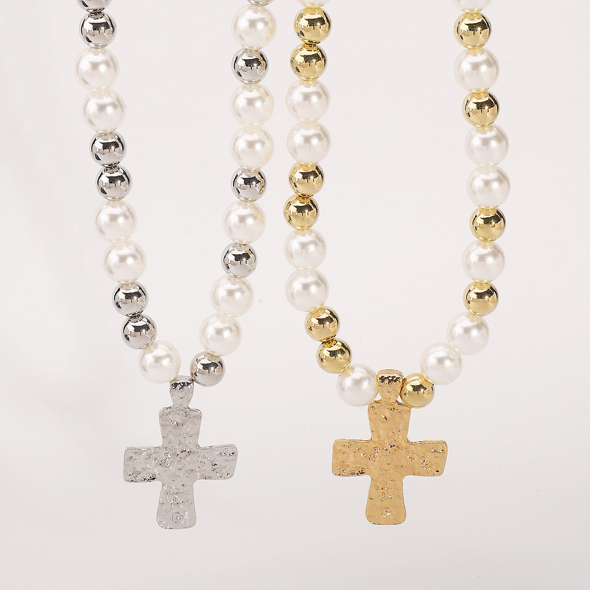 Collana con pendente a croce minimalista in lega con perle simulate da donna