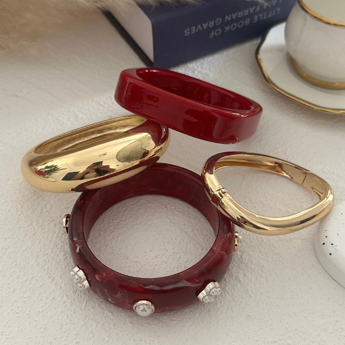 Bracciale rigido in resina testurizzata effetto marmo bohémien vintage con placcatura in oro e intarsi floreali in perle