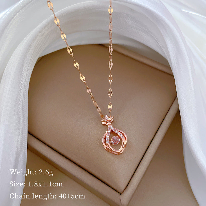 Elegante Collar con Colgante de Luna Geométrica de Acero de Titanio para Mujeres y Hombres con Incrustaciones de Diamantes de Imitación y Delicada Cadena de Relicario