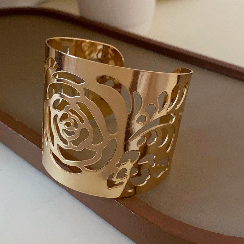 Pulsera Cóncava Irregular Minimalista para Mujer en Aleación de Latón con Acabado Galvánico