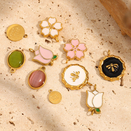 Ciondolo Floreale Minimalista in Acciaio Inossidabile con Placcatura in Oro 18K e Dettagli in Smalto