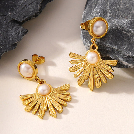 Elegantes aretes de perlas chapados en acero inoxidable con diseño floral