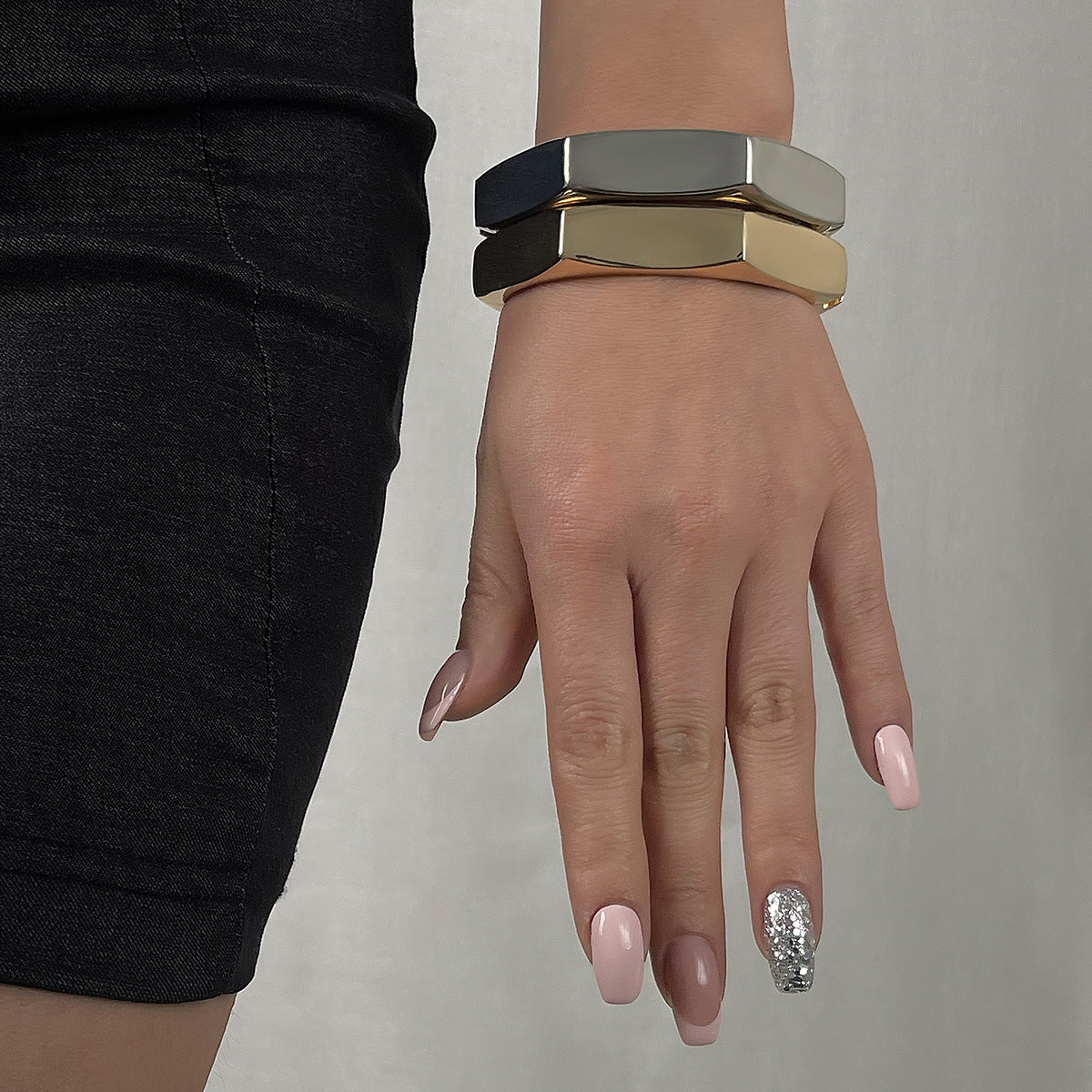 Bracciale esagonale in lega stile punk da donna con finitura placcata e design audace a molla robusta