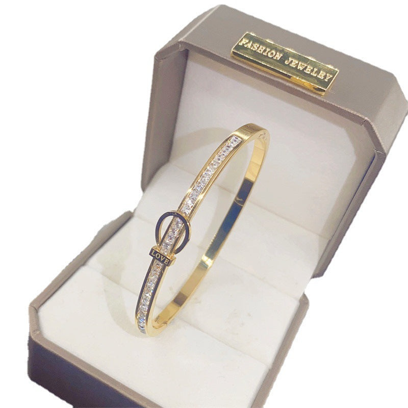 Pulsera Minimalista de Acero de Titanio con Cierre de Carta de Amor Galvanizada para una Retención Duradera del Color