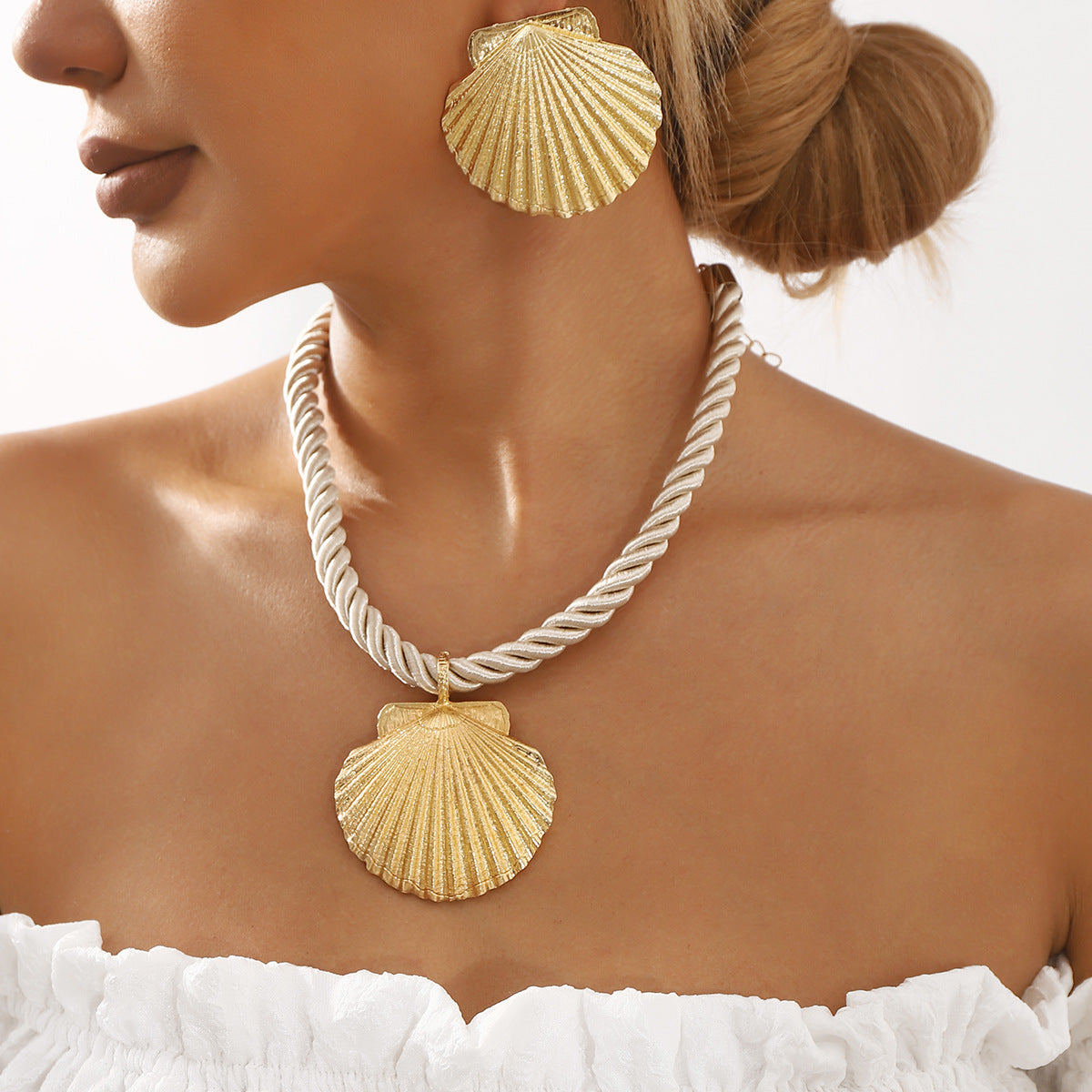 Conjunto de collar y pendientes de aleación con forma de corazón de concha personalizados con acabado galvanizado