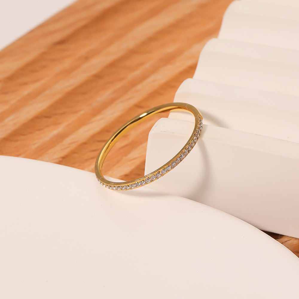Anello da Donna Geometrico in Acciaio Inossidabile con Inlay di Strass e Placcatura in Oro 18K