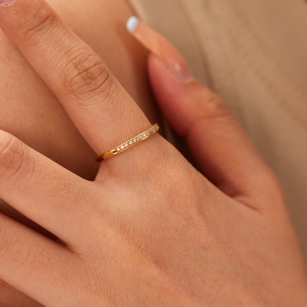 Anello geometrico in acciaio inossidabile con strass micro-pavé, placcato oro 18 carati, anello alla moda ipoallergenico da donna