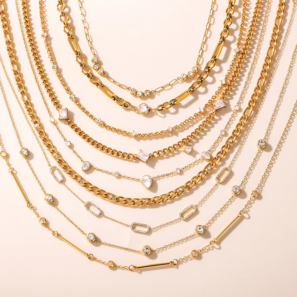 Collana con pendente geometrico minimalista in acciaio al titanio con intarsio di strass, catena a clavicola in acciaio inossidabile placcato da donna