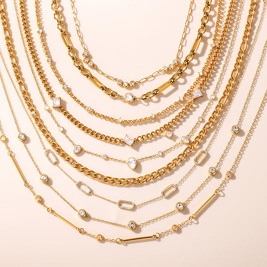 Collana con pendente geometrico minimalista in acciaio al titanio con intarsio di strass, catena a clavicola in acciaio inossidabile placcato da donna