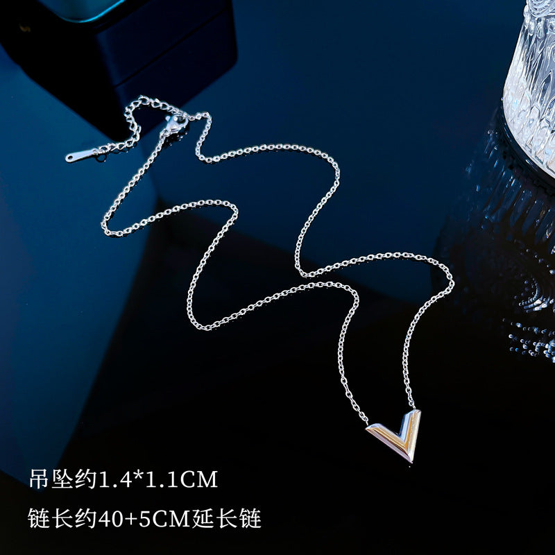Collana con pendente a clavicola in acciaio al titanio con motivo floreale, dolce e fresco, dalla forma geometrica