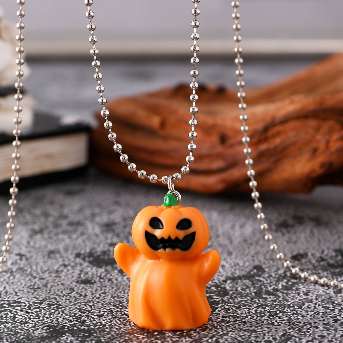 Collar con colgante de fantasma y calabaza de Halloween en resina con acabado chapado, joyería minimalista de moda para las fiestas para unisex