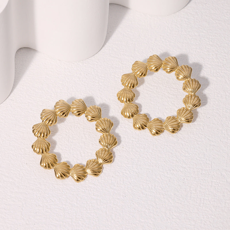 Orecchini a conchiglia minimalisti in acciaio inossidabile da donna con placcatura in oro 18 carati e perni in acciaio al titanio