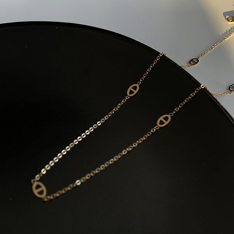 Collana con pendente a naso di maiale in acciaio al titanio placcato oro, tono freddo e minimalista, da donna, con catena a O e design che esalta le clavicole