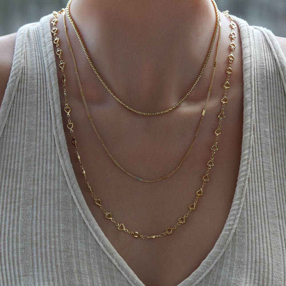 Collana con ciondolo a tre strati a forma di cuore minimalista da donna in acciaio al titanio placcato oro 18 carati