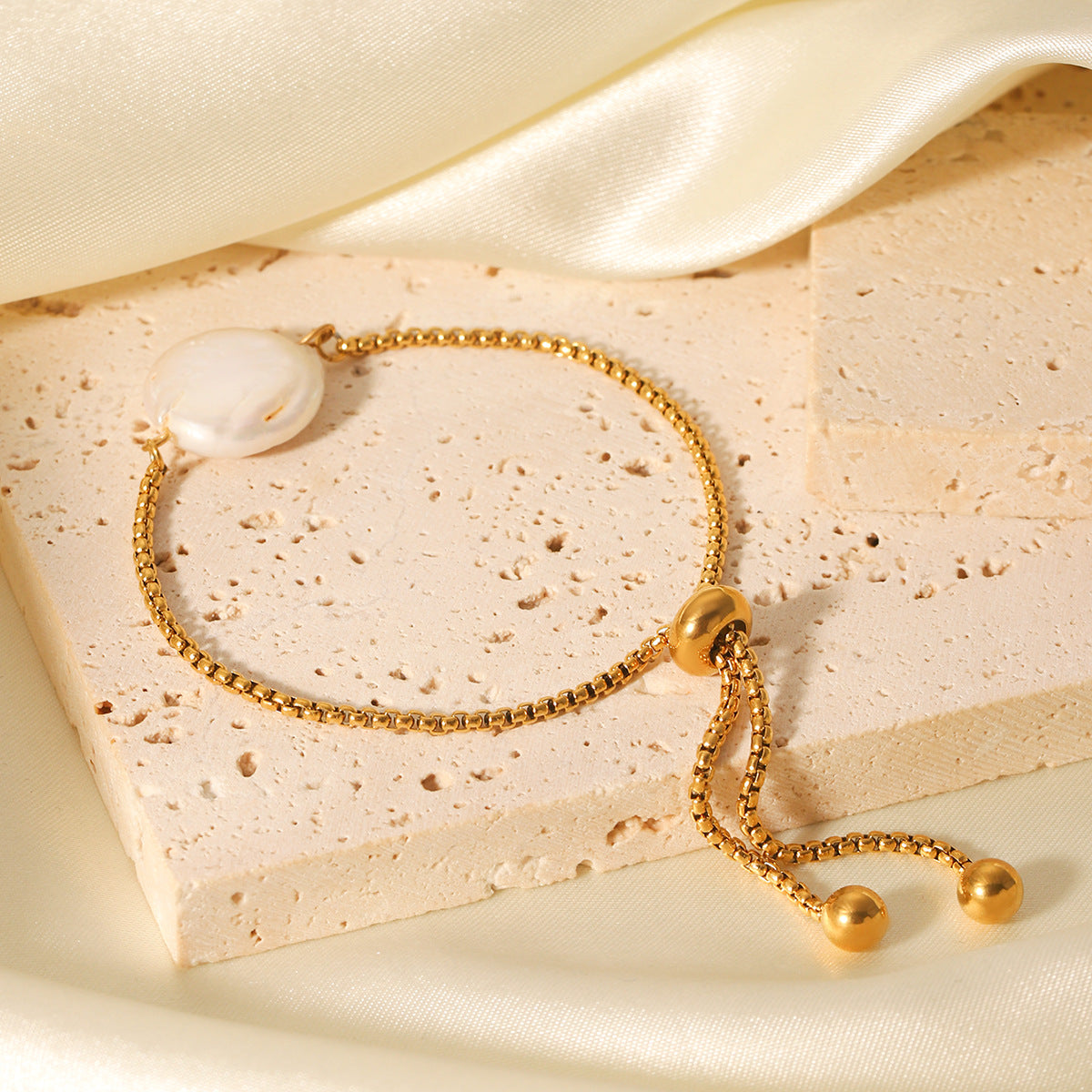 Bracciale con ciondolo minimalista geometrico con perla d'acqua dolce in acciaio inossidabile con finitura placcata, catena a maglie regolabile