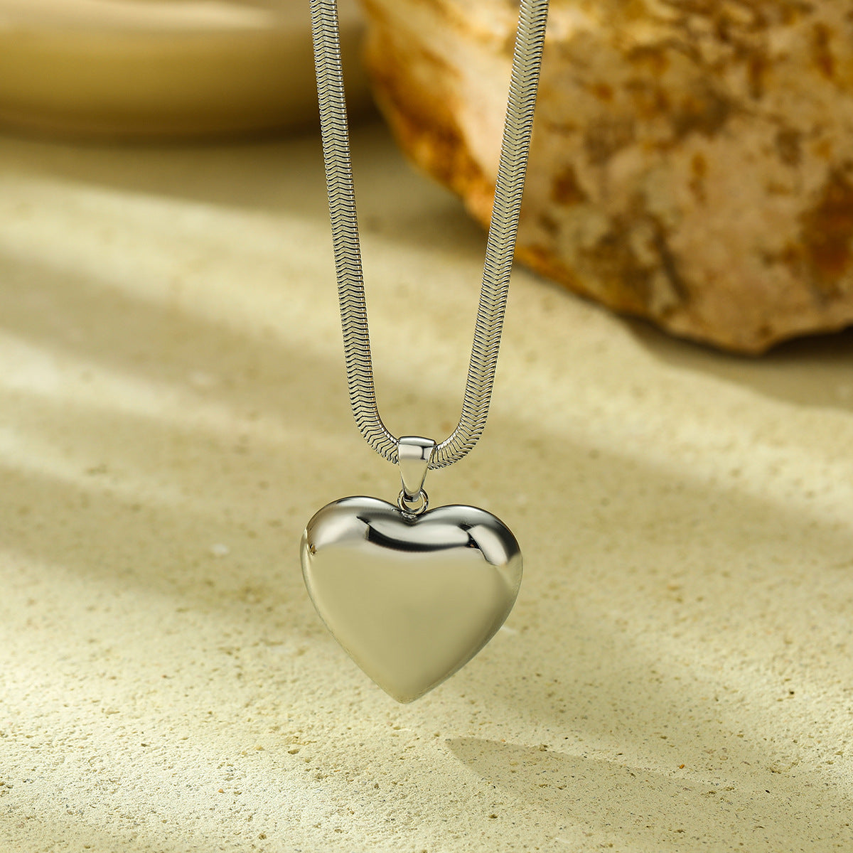 Collana da donna alla moda minimalista a forma di cuore in acciaio al titanio con finitura galvanizzata, ipoallergenica e resistente allo sbiadimento