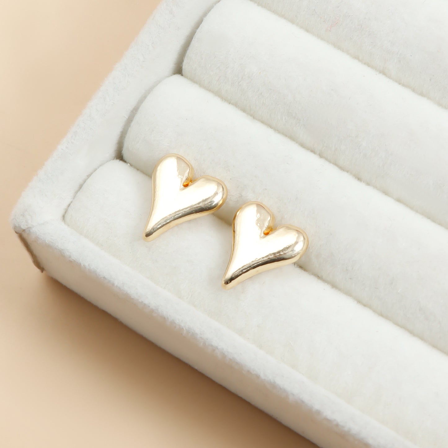 Pendientes de aleación con forma de corazón simétrico de estilo vintage y acabado chapado para mujer